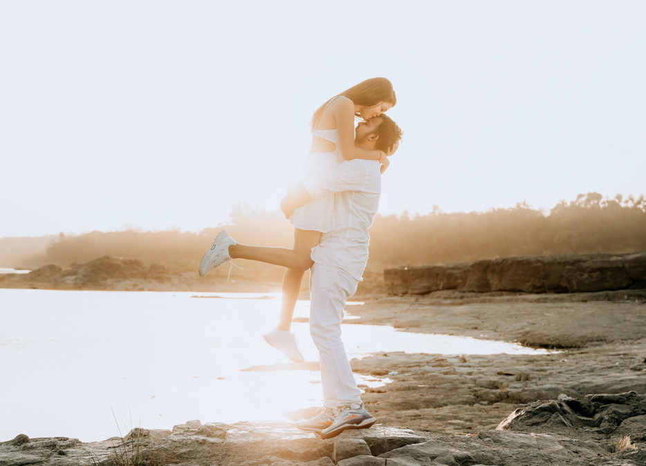 Candid wedding photographer in Surat capturing real wedding emotions